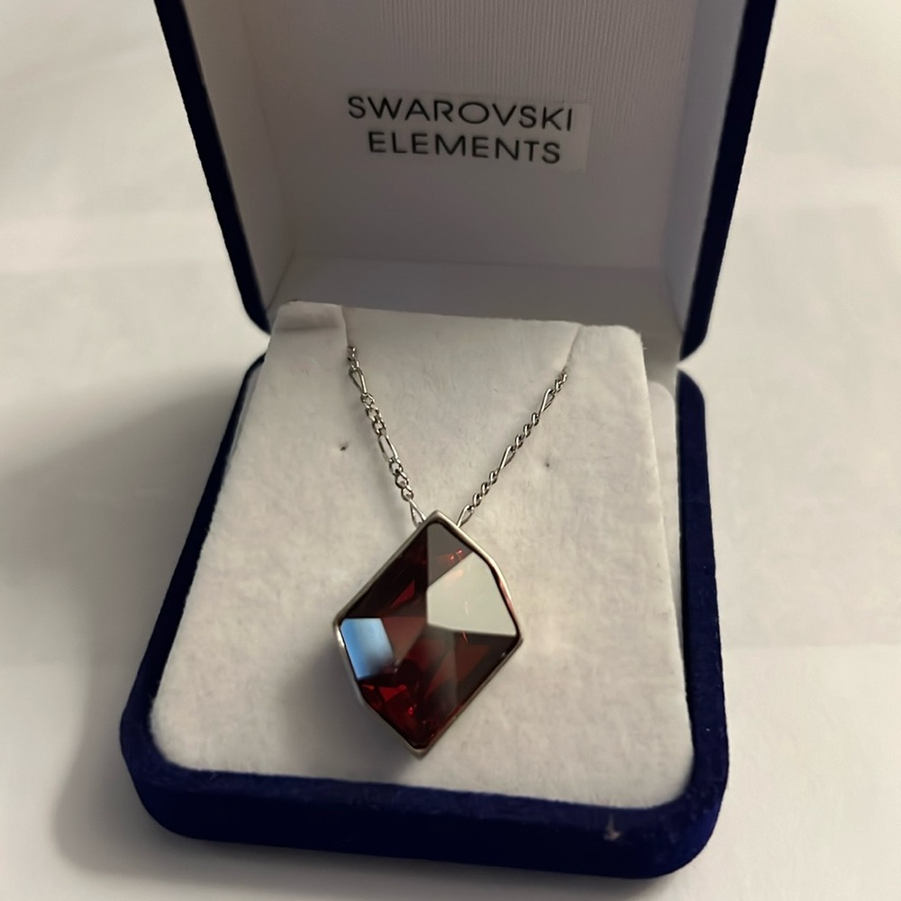 Stunning necklace with Swarovski Elements